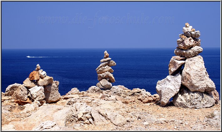 Cavalleria_03.jpg - Am Cap de Cavalleria. Besucher haben hier hunderte kleiner Steintürmchen aufgeschichtet.