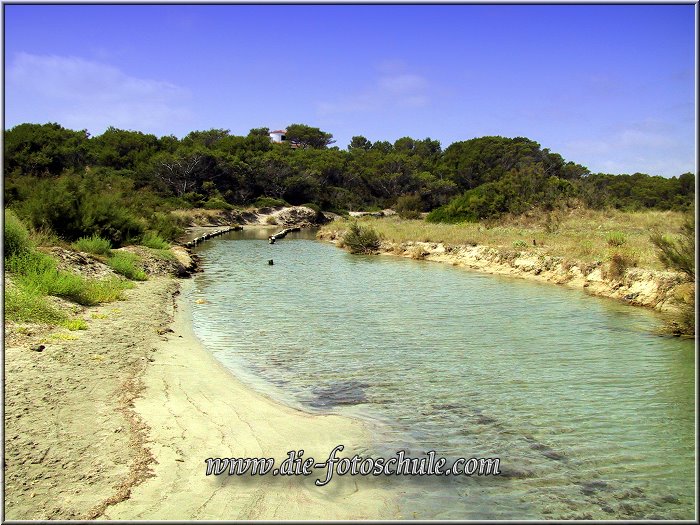 Es_Grau_06.jpg - Es GrauIst es grau in Es Grau....?Na ja, vielleicht der Strand, denn der ist etwas dunkler. Ansonsten erscheint das Meer in der Bucht schon fast karibisch. 