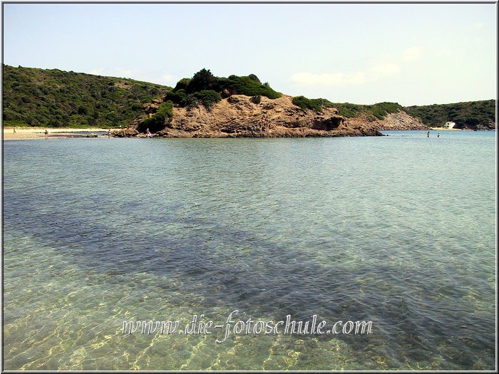 Es_Grau_09.jpg - Glasklares Wasser in kristallblauen und turkisen Farben mit zum Teil aus dem Wasser springenden Fischen (ja, ich hab´s zuerst auch nicht geglaubt, was ich da sah), einem schnuckeligen kleinen weiß getünchten Ort und seichtem Strand (man kann meterweit durchs Wasser waten, ohne Tiefe zu erreichen.