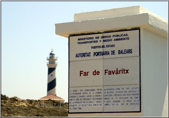 Favaritx_1.jpg - Cap de FavàritxEin Leuchtturm am Ende der Welt, schwarzer von der Sonne und dem Salz ergrauter Schiefer und ein paar tolle Blümchen auf kargem Fels gibt´s hier zu bewundern. 