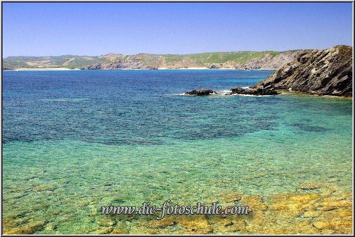 Favaritx_9.jpg - Cap de FavàritxEin Leuchtturm am Ende der Welt, schwarzer von der Sonne und dem Salz ergrauter Schiefer und ein paar tolle Blümchen auf kargem Fels gibt´s hier zu bewundern. Kristallklares Wasser in allen Farben, weite Ausblicke auf traumhafte Buchten, totale Abgeschiedenheit und eine abenteuerliche Strasse dahin bieten eine prima Kostprobe eines anderen Menorcas fernab von Hotelbars und Hafen-Pizzerien.