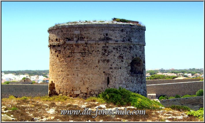 Festungsturm.jpg - Die Festungstürme bilden eine Kette um die ganze Insel