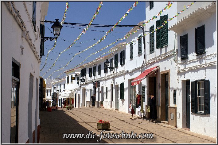 Fornells_05.jpg - FornellsWeiße Häuser, einige Pensionen und wenige Hotels prägen den Ort. 