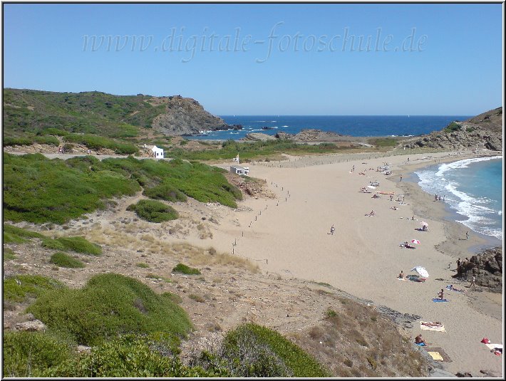 Mesqiuda2.jpg - Sa MesquidaHeller Sand, tiefblaues bis turkisfarbenes warmes Wasser mit schönen kräftigen Wellen vom offenen Meer und kaum Bebauung im Umkreis zeichnen diesen Strand aus. 